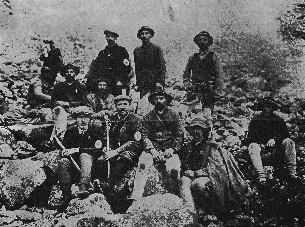 Ratownicy podczas akcji poszukiwania Stanisława Szulakiewicza w sierpniu 1910 roku, z Mariuszem Zaruskim