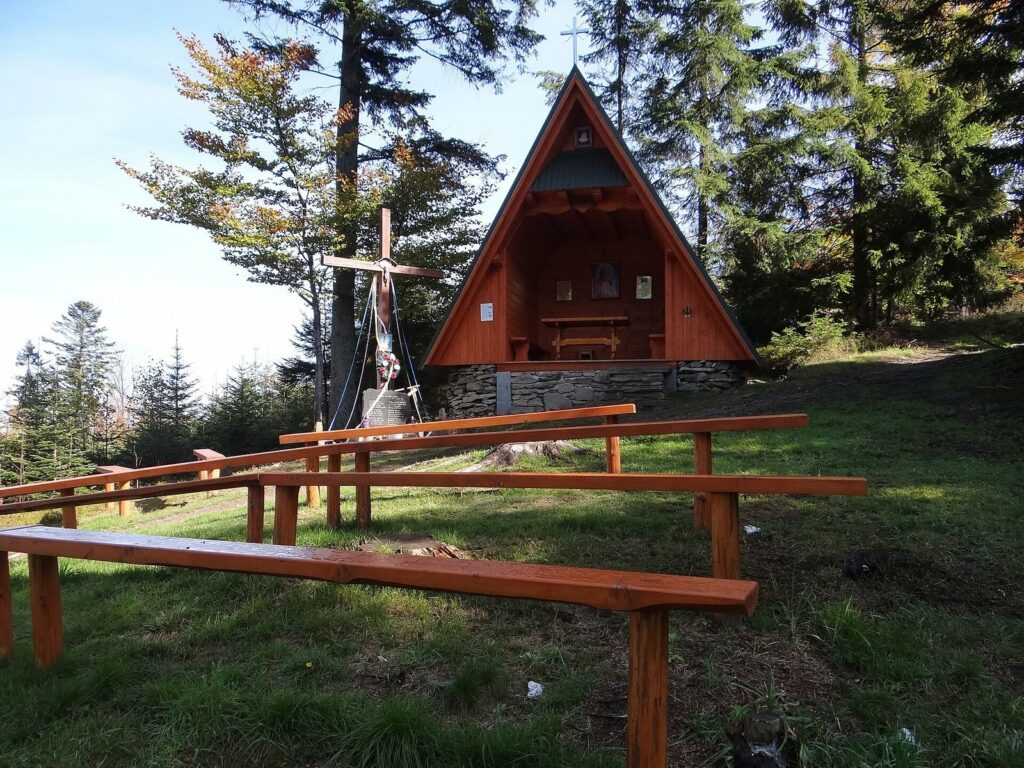 Kapliczka pod Żeleźnicą na przełęczy, w węźle szlaków