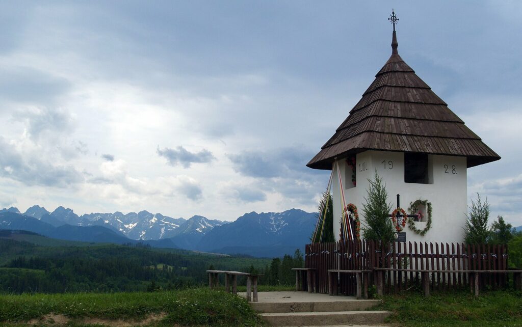 Kapliczka na przełęczy nad Łapszanką z widokiem na Tatry – jedno z najsłynniejszych miejsc plenerów ślubnych