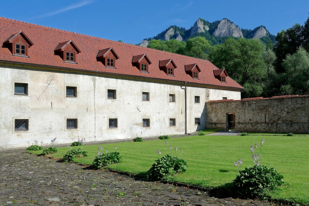 Czerwony Klasztor, w tle Trzy Korony