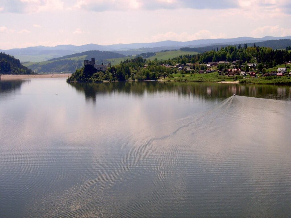 Jezioro Czorsztyńskie z zamku w Czorsztynie, w tle zamek w Niedzicy