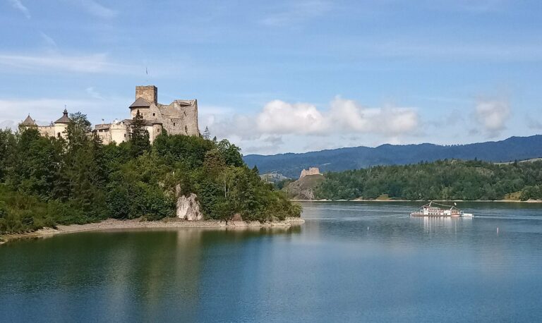 Zamek Dunajec w Niedzicy nad Jeziorem Czorsztyńskim