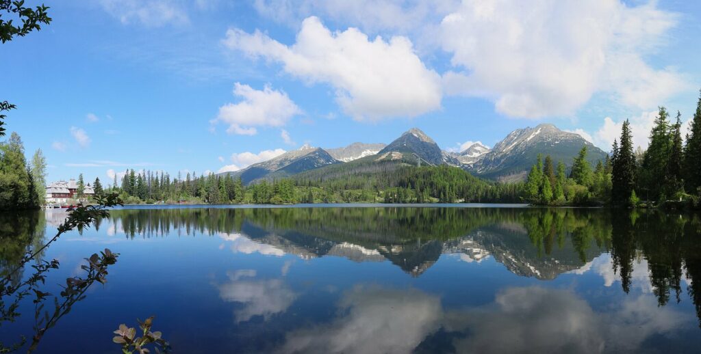 Szczyrbskie Jezioro (Štrbské pleso) i Tatry Wysokie po słowackiej stronie