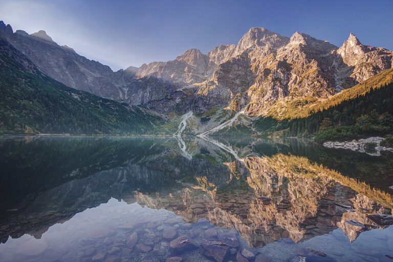 Morskie Oko o poranku – najpopularniejszy cel wycieczek szkolnych w Tatrach