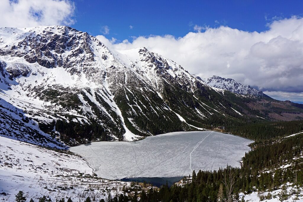 Zamarznięte Morskie Oko zimą
