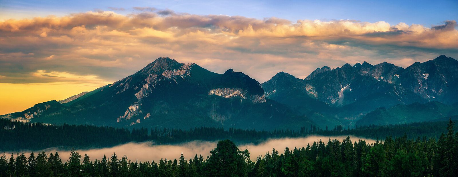 Panorama Tatr o zachodzie słońca