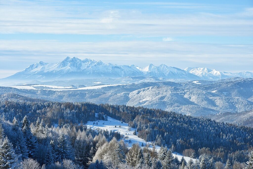 Zimowa panorama Tatr w mroźny poranek