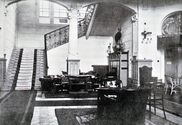 Wnętrze myśliwskiego zameczku księcia Hohenlohego w Jaworzynie, około 1904